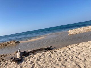 Das Flüsschen mündet in das Meer.