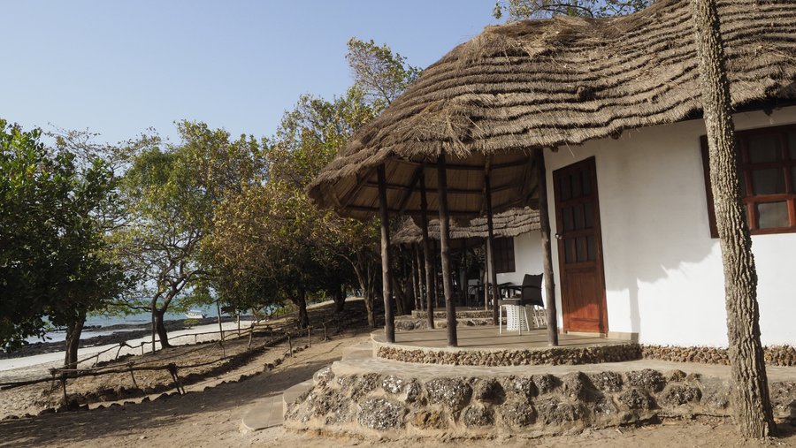 La habitación premium se encuentra en un bungalow privado totalmente independiente de estilo africano con un porche frente al mar, a pie de playa, donde disfrutar de las increíbles puestas de sol.