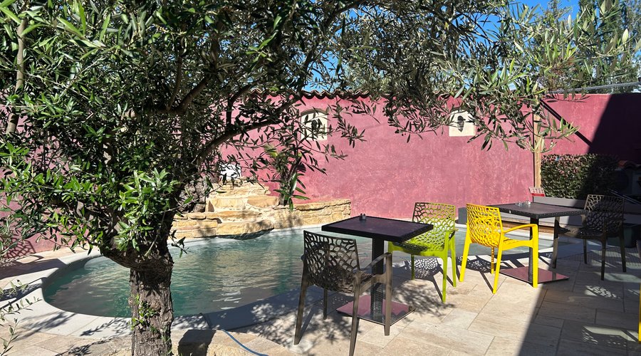 Il est possible de profiter du restaurant de l'hôtel (pour les clients de l'auberge comme pour les extérieurs), autour de notre jolie piscine.
