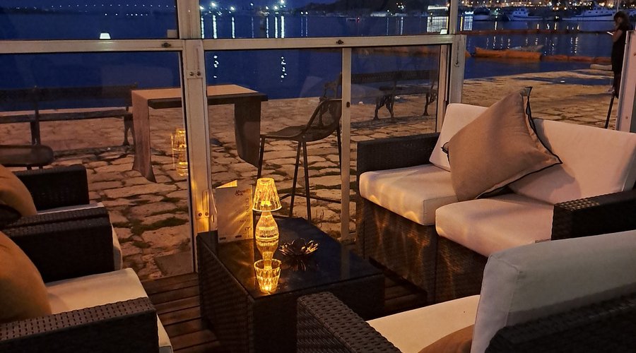 lounge bar 