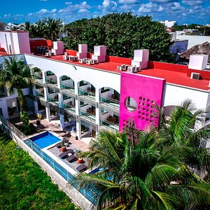 Casa Melissa has the prime location in the heart of the famous Fifth Avenue, in the Mayan Riviera, offering spectacular views to the Caribbean Sea, from every room, ideal for those seeking accommodation in Playa del Carmen.