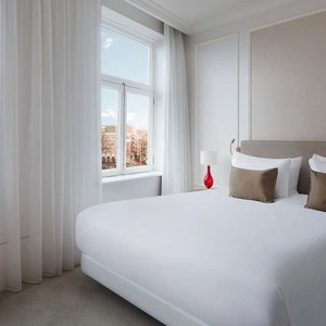 Tivoli Doelen Amsterdam Guest Room Deluxe Room King size bed canal view x