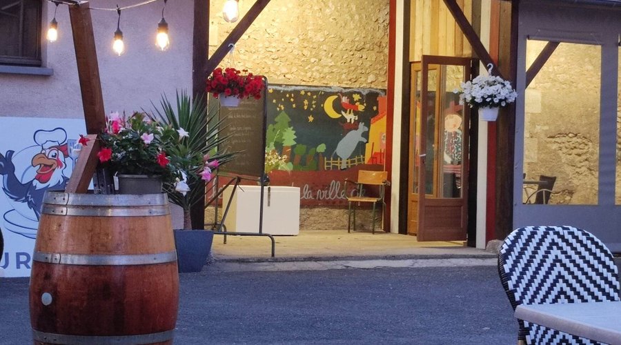 Nous sommes un restaurant qui célèbre la convivialité, la bonne cuisine et les moments de partage. Avec une équipe passionnée et des ingrédients frais, nous créons des plats savoureux et créatifs pour ravir vos papilles. Dans une ambiance chaleureuse et décontractée, venez découvrir notre univers gourmand et laissez-vous emporter par une expérience culinaire joyeuse et inoubliable.