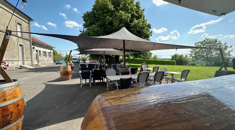 Nous sommes un restaurant qui célèbre la convivialité, la bonne cuisine et les moments de partage. Avec une équipe passionnée et des ingrédients frais, nous créons des plats savoureux et créatifs pour ravir vos papilles. Dans une ambiance chaleureuse et décontractée, venez découvrir notre univers gourmand et laissez-vous emporter par une expérience culinaire joyeuse et inoubliable.