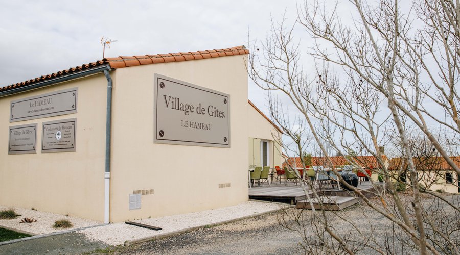 Arrivée à VOUVANT sur le village de gites. Le Hameau se fait tout beau...