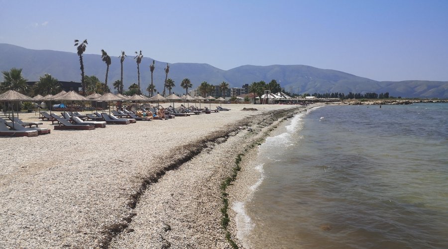 A praia e assim, a água não é muito limpa