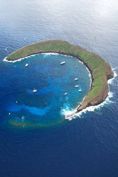 夏威夷茂宜島附近的莫洛基尼火山口空照圖