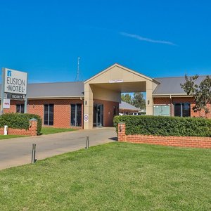 Street view of Euston Motel 
