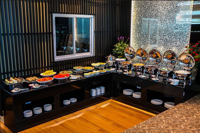 https://dynamic-media-cdn.tripadvisor.com/media/photo-o/29/bc/6c/a9/breakfast-buffet-at-royal.jpg?w=700&h=-1&s=1