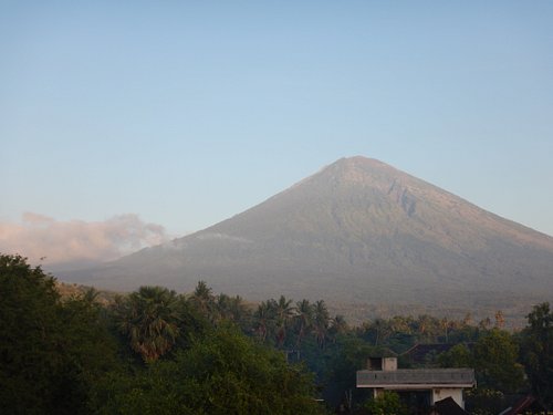 Bali volcano unnerves towns