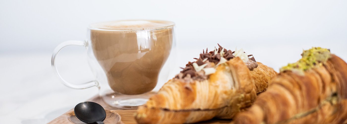 Si eres amante del café y la repostería, lokal3 es tu sitio.  Lokal3 te invita a crear del desayuno, el mejor momento del día.