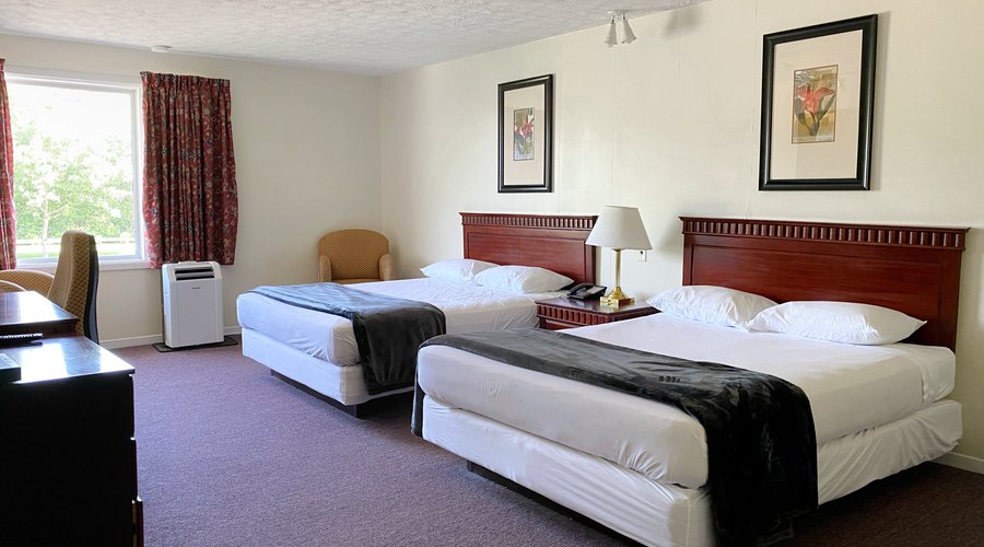 Deluxe room with 2 Queen Beds overlooking St. John River Valley with a Fridge & Microwave. Free parking, WiFi, TV and air conditioning included.