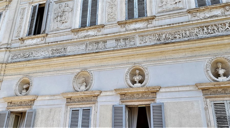 Il fregio della facciata