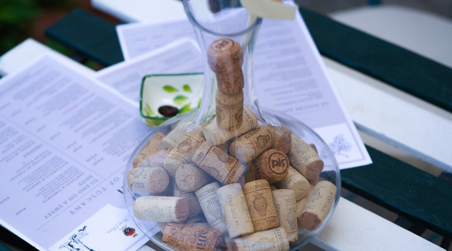 Love is in details: our welcoming wine-themed table setting.