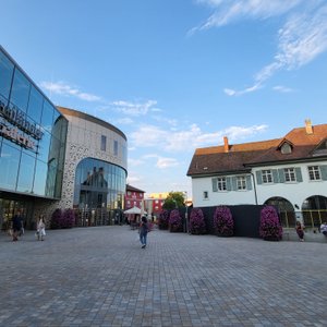 Vom Bahnhoff kommend, der Blick aufs OTTs Links das rote nach der Einkaufsgalerie