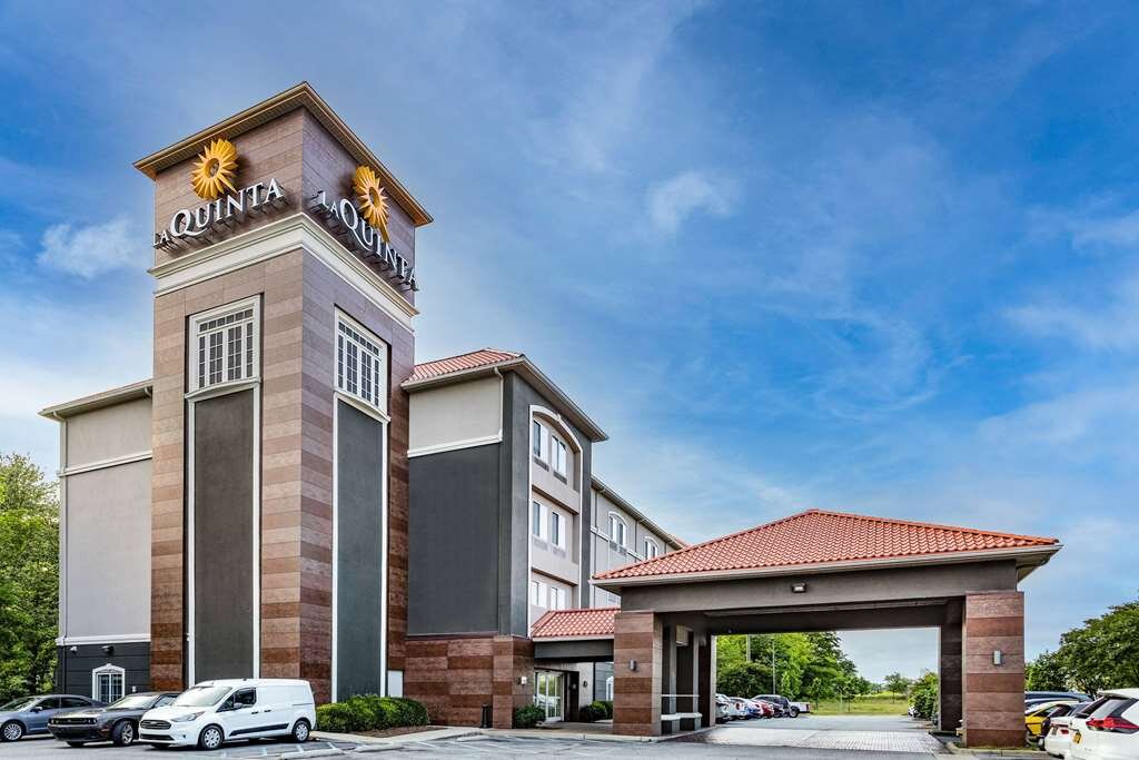 LA QUINTA INN & SUITES BY WYNDHAM NORFOLK AIRPORT $98 ($̶1̶4̶5̶ ...