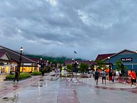 Woodbury Common Premium Outlets (242 stores) - outlet shopping in Central  Valley, New York NY NY 10917 - MallsCenters