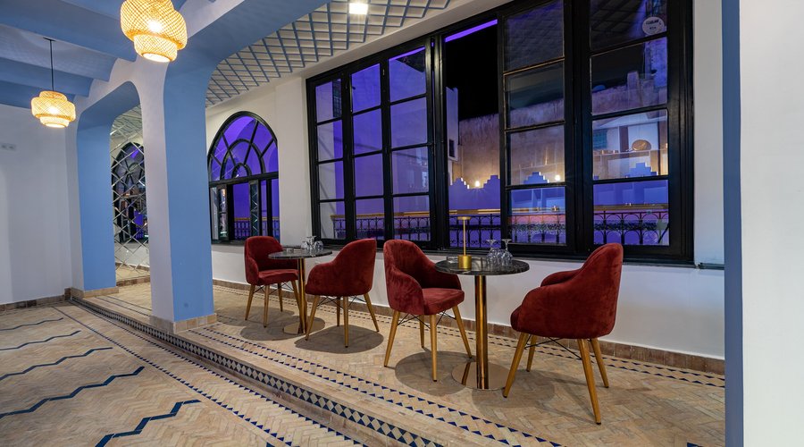 Plongez dans l'atmosphère envoûtante de notre place hippy. Les murs aux tons chauds,les lanternes qui diffusent une douce lueur créent une ambiance vibrante et bohème. Découvrez une fusion parfaite entre la tradition marocaine et le charme hippy dans notre riad-restaurant moudapalace. Venez vous imprégner du vibe magique de notre riad-restaurant et profitez d'une expérience culinaire unique et mémorable.