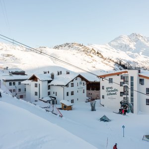 Hotel Maiensee, your winter island. 
Ski-in Ski-out auf 1800m/5,900ft. Ski Arlberg vor der Haustür. Das größte Skigebiet von Österreich. In den Top 5 weltweit!
The Ski Alrberg resort at your doorstep. Austria's largest ski resort and part of the top 5 worldwide.
