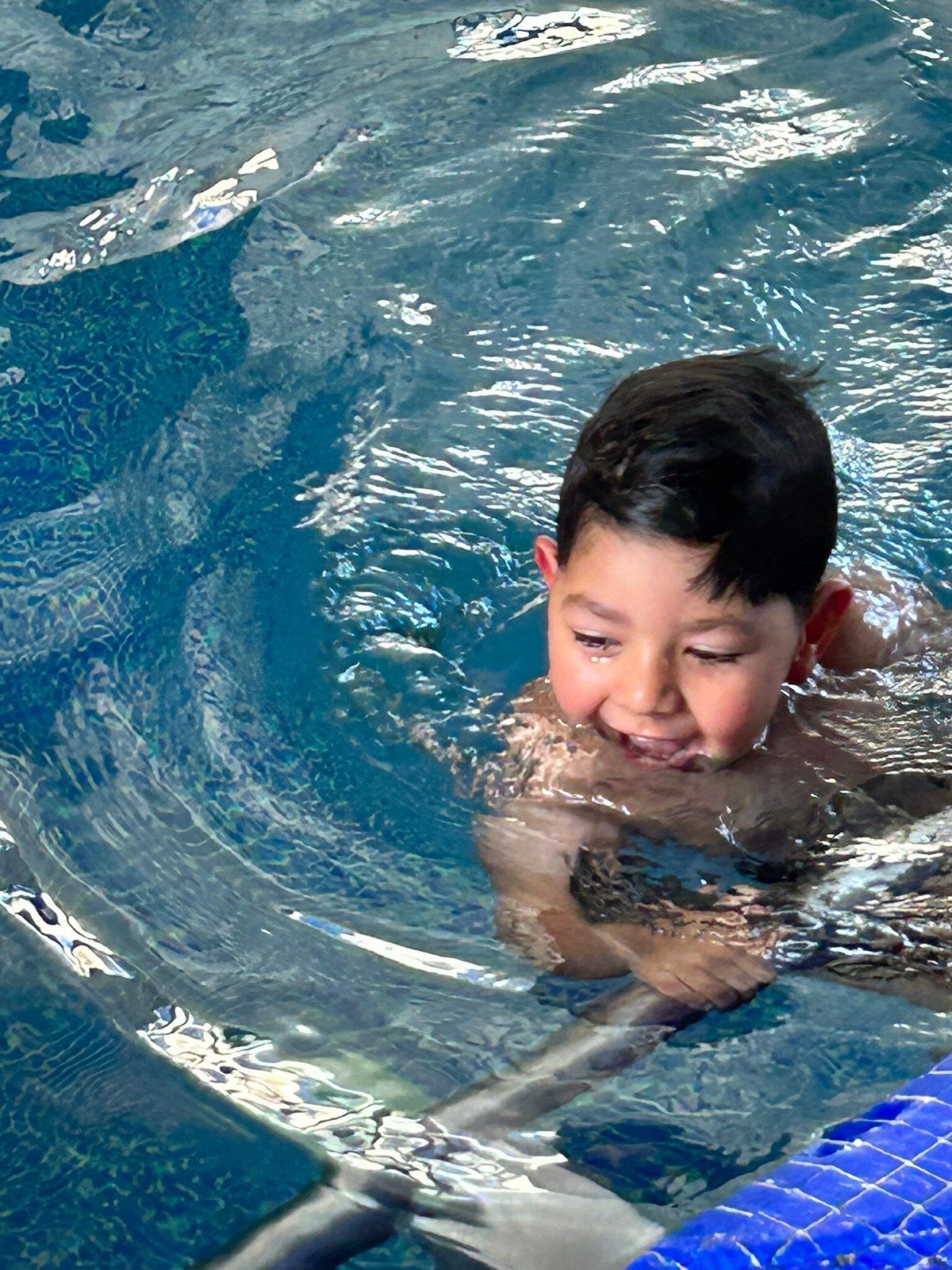 Bébé Fille Jouer Jouet Dans La Piscine Par Une Chaude Journée D'été Les  Enfants Apprennent à Nager