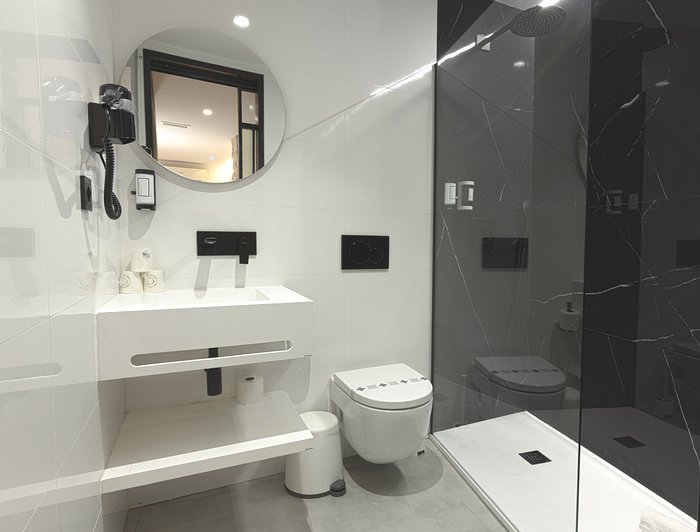 la única ventilación del baño era esta rejilla y estaba negra, no la han  limpiado desde q la pus : image de Hotel Port Alicante City & Beach -  Tripadvisor
