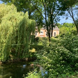 La maison d'h^tes devant le bief