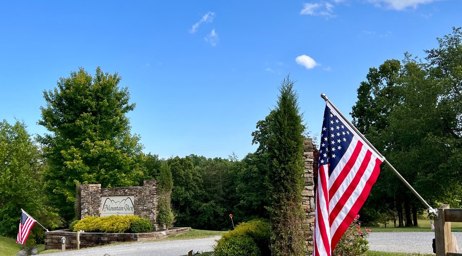 Mountain Glen is centrally located on the Cumberland Plateau. We are just one hour north of Chattanooga, approximately 2 hours east of Nashville, about 2 hours west of Knoxville, & just under 1-1/2 hours to Murfreesboro. Local shopping in downtown Pikeville, Dunlap, Spencer, McMinnville, Soddy Daisy, Cagle Mountain, Sparta, Dayton, Cookville, Crossville, or the Fall Creek Mennonite Community. 