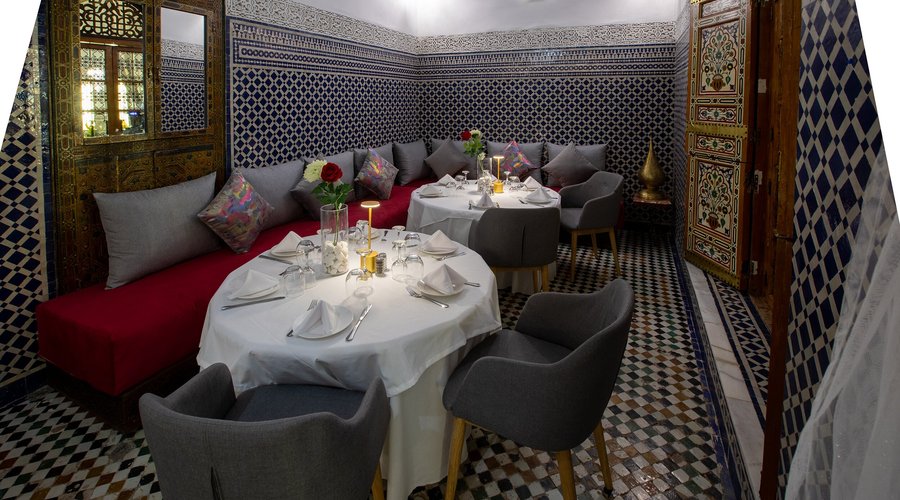 Le riad, orné d'une majestueuse koubba, brille de l'élégance des boiseries, du zellige et du marbre qui évoquent la splendeur de l'architecture arabo-andalouse. Cet espace est idéal pour des dîners intimes ou privés, où chaque détail enchanteur crée une atmosphère chaleureuse et raffinée.