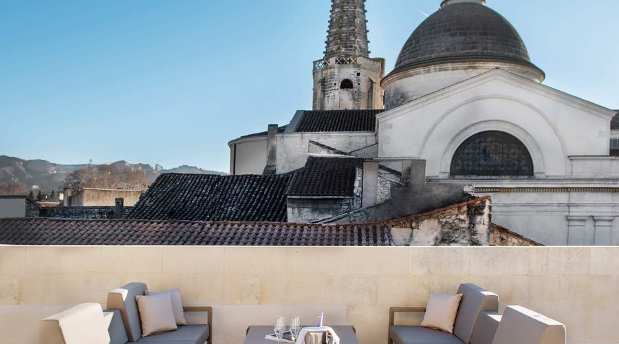 Le Rooftop vous accueille 7 jours sur 7 pour le dîner, nous y proposons un menu unique composé de produits issus de notre potager à Eygalières et de nos agriculteurs locaux.  