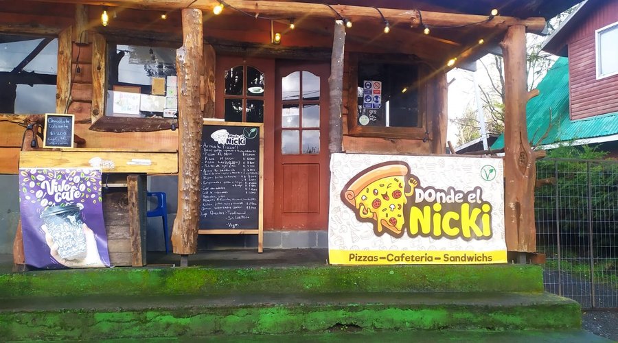 En la imagen puedes apreciar el frontis de nuestro local, el cual posee una terrazita donde puedes comer o quedarte a esperar tu pedido. En días de luvias habilitamos un lugar dentro del local para que puedas estar calientito.