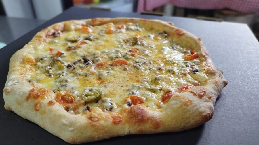 Puedes apreciar una pizzita tamaño M, 25 CM de diámetro con queso Sin Lactosa, jalapeños, tomate cherry y proteína vegetal, Puedes elegir 3 ingredientes para tu pizza, el tipo de queso, entre ellos tradicional, sin lactosa o vegan.