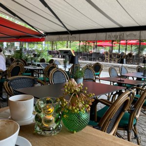 Blick von unserem Frühstückstisch auf die schöne Terrasse