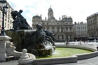 Place des Terreaux à Lyon : Sa fontaine géante et son musée hanté - Vanupied