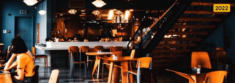 La façade sombre d'un bar dans un restaurant