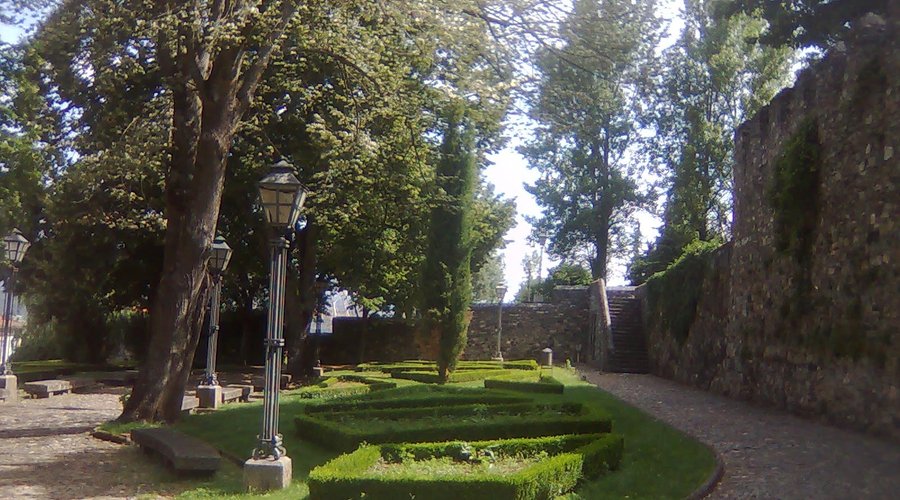 Area verde a ridosso delle mura della Cittadella