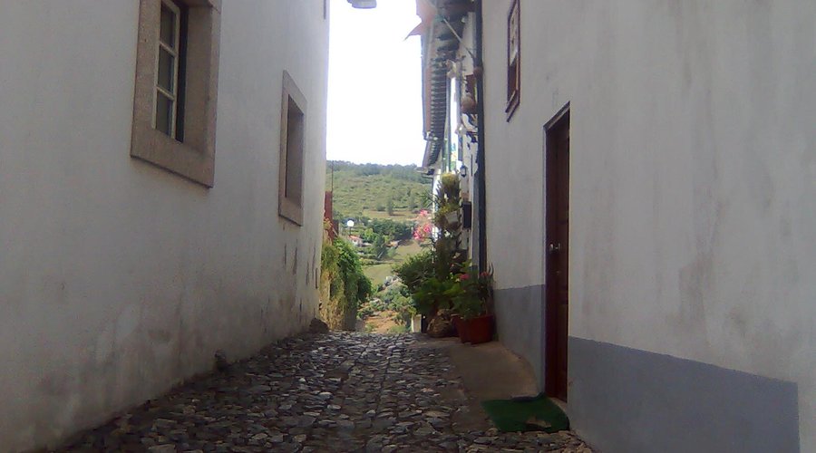 Una strada del borgo fortificato