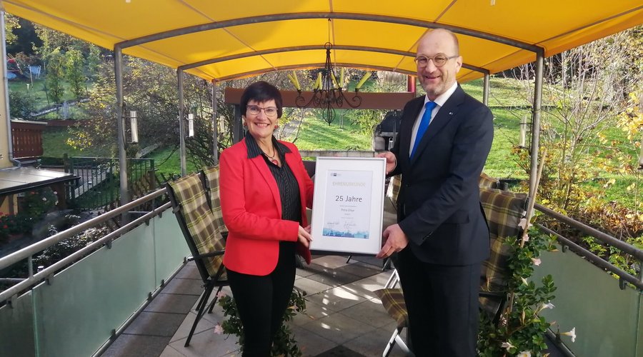 Hr. Schneider IHK Urkunde 25 Jahre Pension Pauly