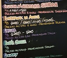 LA LAVAGNA DELLE NOSTRE CARNI SPECIALI, CON I RISPETTIVI PREZZI ALL'ETTO E LE PESATE.