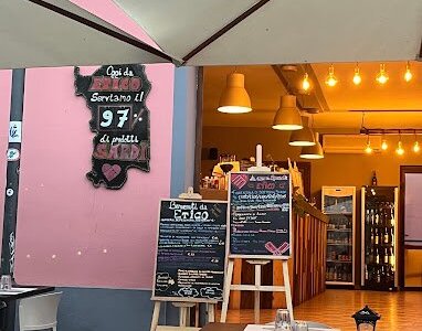 FOTO DEI NOSTRI CLIENTI, CON LAVAGNE DEI FUORI MENU' E LAVAGNA DELLA CARNI SPECIALI,CON PREZZI E DESCRIZIONI