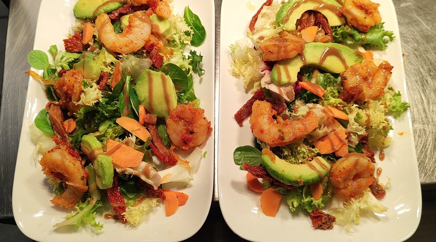 Salade aux crevettes marinées et avocats
