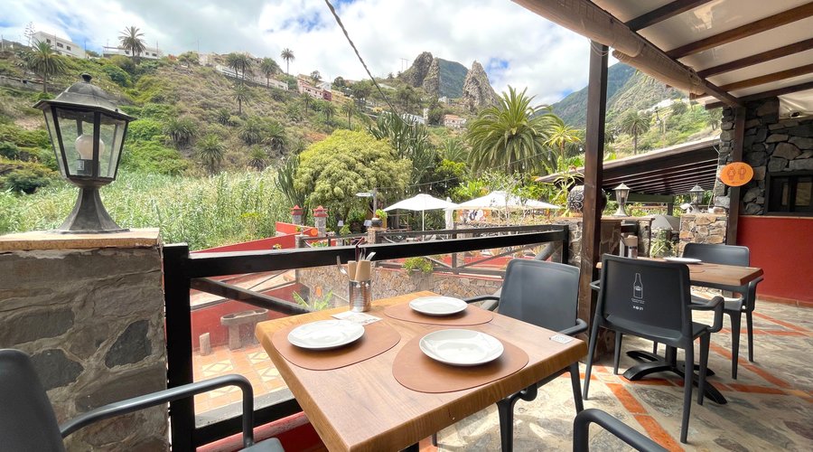 La terraza de nuestro restaurante, con vistas a Los Roques de Hermigua
