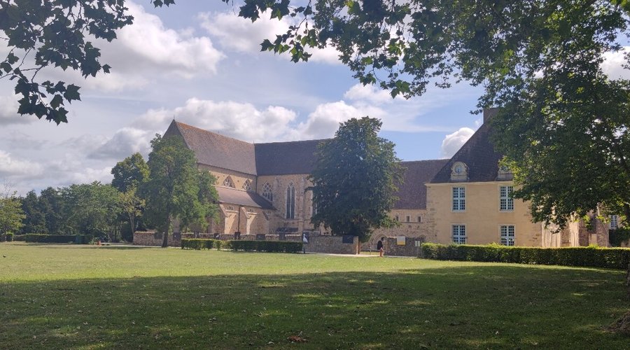 Juste une excellent découverte....bien vérifier ses horaires d ouvertures😉 Qd vous êtes à la maison de l eau ..a visiter...et en allant vers l abbeye royale de L Epau, vous pourrez voir le pont sistercien, puis encore qq centaines de mètres, tt au long de la rivière....et superbe parc, jardin potager bio, ruches et une splendide abbaye!!!  Accessible du Mans par Tramway...😊🤗☀️