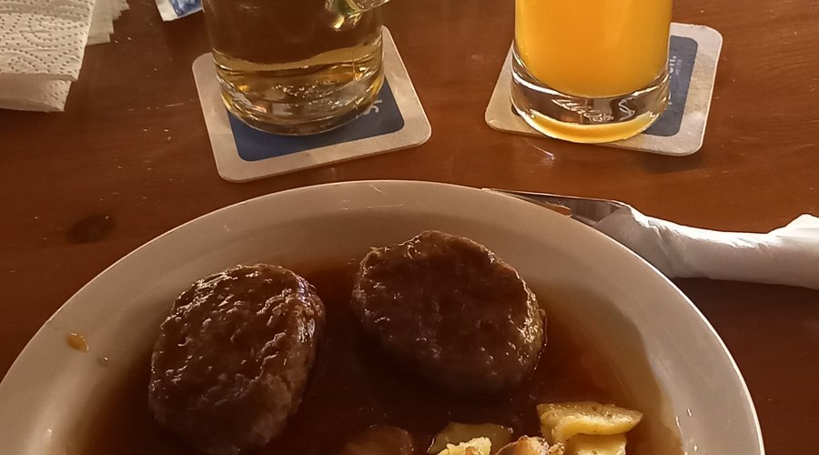 Fleischpflanzerl mit Bratkartoffeln