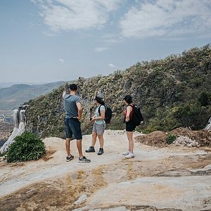 Hierve el Agua (l'acqua bolle), acqua ricca di minerali sgorga dalle  montagne e si versa sopra il bordo, Oaxaca, Messico Foto stock - Alamy