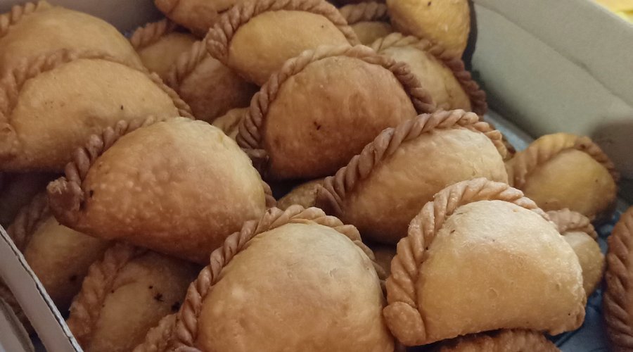 Pastel ayam dengan isian ayam furih manis,full isian tidak kopong