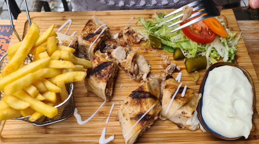 En mixed grill och en kycklingsharwarama