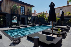 Pool & Beach