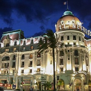 Hôtel de Paris Monte-Carlo - The Queen of Art, a major chess pop up on the  Place du Casino. Are you ready to play?