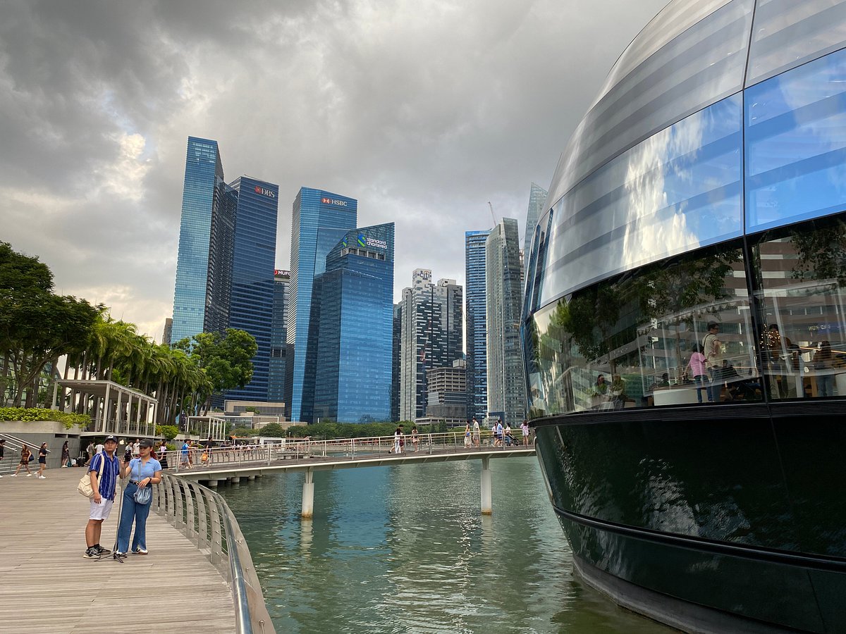 Apple Store Floating in Water Walkthrough - Marina Bay Sands, Singapore 