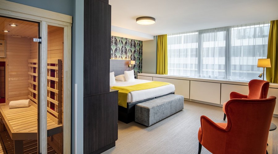 Spacious suite with separate bedroom and a king-size bed, for up to two people. Separate toilet, private sauna, large living room including sofa area and a six-seater table with 55-inch Smart TV, perfect for small meetings. 